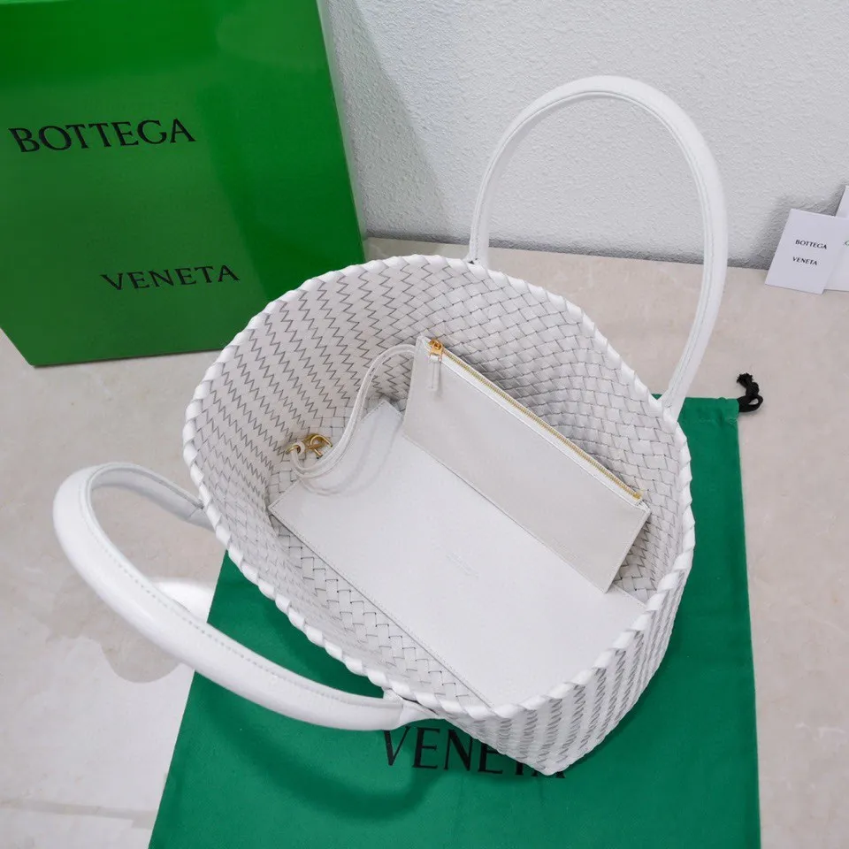Batch 2060 Ready in stock BV’s iconic bag “CABAT” returns (medium size 32) One of the most popular bag series “CABAT” is now reappearing in a new style with special elements added. • Seamless double-sided woven unlined structure, soft texture, foldable, and can maintain its shape without deformation when empty. Size: 48*15*25cm, bottom 32, model: 5212#